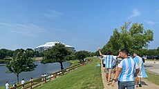 Argentin�tí fanou�ci se p�esouvají ke stadionu v Dallasu, kde jejich zem� hraje...