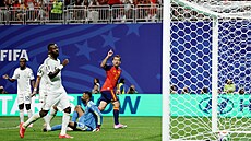 �pan�lský úto�ník Mikel Oyarzabal (v �erveném) bezprost�edn� po gólu proti...