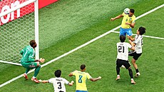 Gólová hlavi�ka brazilského zálo�níka Casemira proti Japonsku.