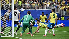 Takehiro Tomijasu odklízí Casemirovu hlavi�ku z brankové �áry.