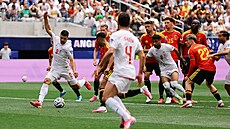 Íránský úto�ník Mehdi Taremí p�i svém gólovém zakon�ení proti Belgii.