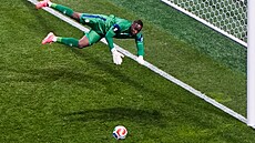 Gólman Konga Lionel Mpasi ská�e po mí�i v zápase s Uzbekistánem.