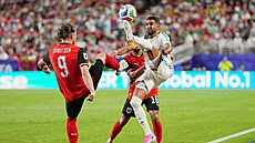 Riyad Mahrez z Aal�írska (v bílém) bojuje o mí� s Marcelem Sabitzerem z...
