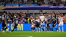 Lionel Messi zahrává volný p�ímý kop v zápase s Jordánskem.