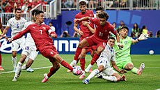 Cristiano Ronaldo zakon�uje na bránu Uzbekistánu.