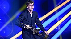 Martin Ne�as s trofejí pro nejlep�ího �eského hokejistu za rok 2026.