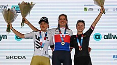Cyklistka Julia Kopecký (uprost�ed) slaví mistrovský titul ze silni�ního...