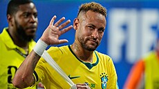 Neymar se dojemn� zdraví s fanou�ky po svém návratu do národního týmu a výh�e...