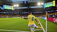 Neymar zahrává roh v zápase proti Skotsku.