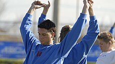 Martin Psohlavec se protahuje na soust�ed�ní plze�ské Viktorie v Turecku.
