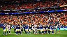 Zklamaní fotbalisté �védska tleskají svým fanou�k�m poté, co schytali od...