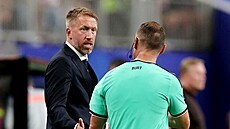 Trenér �védských fotbalist� Graham Potter diskutuje s rozhod�ím.