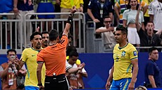 Casemiro vidí za sv�j zákrok �lutou kartu.