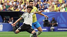 Kaj�ú Sano st�ílí na branku Brazílie, stíhá ho Casemiro.