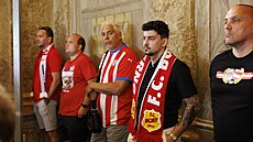 Na zasedání zastupitelstva m�sta Brna dorazila po�etná skupina podporovatel�...