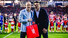 Jan Polák p�ebírá ocen�ní z rukou klubového mana�era Zbrojovky Ji�ího Saboua.