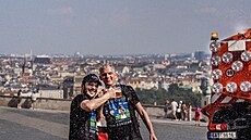 Lidé se v centru Prahy b�hem tropických veder ochlazují u fontán, pomáhají jim...