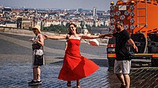 Lidé se v centru Prahy b�hem tropických veder ochlazují u fontán, pomáhají jim...