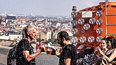 Lidé se v centru Prahy b�hem tropických veder ochlazují u fontán, pomáhají jim...