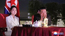 Severokorejský diktátor Kim �ong-un, jeho dcera Kim �u-ae a man�elka Ri Sol-�u...