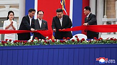 Severokorejský diktátor Kim �ong-un, jeho dcera Kim �u-ae a man�elka Ri Sol-�u...