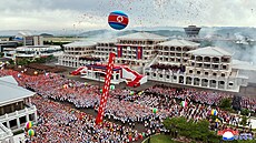 Severokorejský diktátor Kim �ong-un, jeho dcera Kim �u-ae a man�elka Ri Sol-�u...
