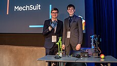 DVA �E�TÍ MATURANTI cht�jí zm�nit sv�t. Vymysleli robotickou ruku, kterou...