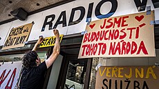 Výstra�ná stávka zam�stnanc� a podporovatel� �eského rozhlasu p�ed budovou...