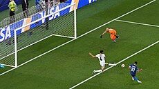 Kylian Mbappé z Francie trestá na mistrovství sv�ta chybu v obran� Iráku.