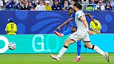 Ousmane Dembélé z Francie (vlevo) p�ekonává obranu Iráku v utkání mistrovství...