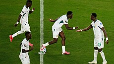 Senegal�tí fotbalisté slaví gól v utkání mistrovství sv�ta proti Norsku.