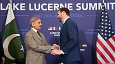 Americký viceprezident J. D. Vance si podává ruku s pákistánským premiérem...
