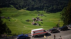 Policejní dodávka stojí u vesnice u letoviska Bürgenstock ve �výcarsku, kde se...
