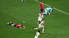Alvaro Fidalgo odbíhá se spoluhrá�i z Mexika slavit, za sebou nechává zoufalé...