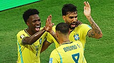 Lucas Paqueta a Bruno Guimaraes gratulují Viníciovi Jr. ke druhému gólu do...