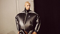Adidas p�edstavil oble�ení, které se nafoukne za pomoci vestav�ných...
