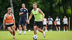 Tomá� Wiesner s mí�em u nohy na tréninku Hradce.