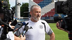 Trenér Sigmy Pavel Hapal p�ed prvním tréninkem.