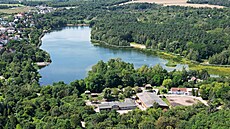 P�írodní koupali�t� u jezera Heidesee v n�meckém m�st� Halle (30. �ervence 2024)
