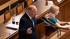 Ministr Jeroným Tejc p�i projednávání návrhu zákona o státních zam�stnancích...