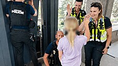 Hol�i�ka uvázla v rozpáleném výtahu. Strá�níci se k ní museli dostat násilím....