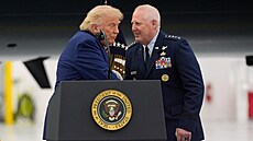 Americký prezident Donald Trump p�edstavil nový prezidentský letoun Air Force...