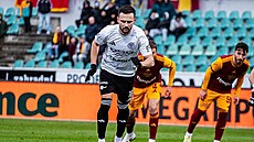 Zlínský zálo�ník Jakub Pe�ek se chystá na penaltu, kterou v záv�ru duelu ve...