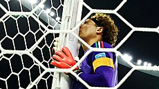 Mexický branká� Guillermo Ochoa po zápase s �eskem líbá ty�e a lou�í se s...