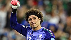 Mexický branká� Guillermo Ochoa po zápase s �eskem kyne fanou�k�m, nejspí�...