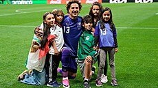 Mexický branká� Guillermo Ochoa se svými p�ti d�tmi pózuje po zápase s �eskem...
