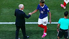 Francouzský úto�ník Desire Doue se zdraví s trenérem Didierem Deschampsem p�i...