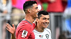 Portugalský úto�ník Cristiano Ronaldo v dru�ném rozhovoru s uzbeckým Ganijevem
