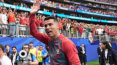 MS 2026. Cristiano Ronaldovi mává fanou�k�m po zápase proti Uzbekistánu, v n�m�...
