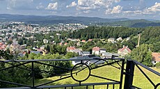 Pet�ínská rozhledna má ú�asnou polohu, proto�e se ty�í na kopci nad Jabloncem,...